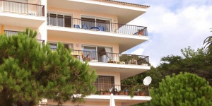  Situated just 30 metres from the picturesque bay of San Pol, this family-run hotel offers apartments with a furnished balcony.  It also features an outdoor pool surrounded by a sun terrace.