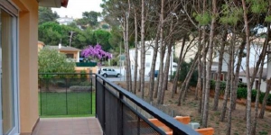  Located 400 metres from Empuries Beach, in Escala, Miquel Angel is a 4-bedroom house with a garden and terrace. This holiday home has a private garage and a barbecue area.