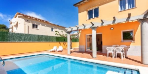  Located in L'Escala, Villa L'Escala 2 offers an outdoor pool. There is a full kitchen with a dishwasher and a microwave.
