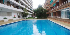  Located 5 minutes’ walk from Fenals Beach in Lloret de Mar, Acapulco Fenals offers access to shared gardens with an outdoor pool and children’s playground. The air-conditioned studio has a private balcony.