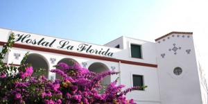  Hostal La Florida ligt in Llançà, aan de Costa Brava. Het heeft nette kamers met airconditioning, gratis internet, een tv en een eigen badkamer.