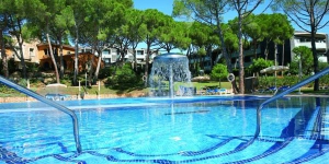  A 10-minute walk from central Platja D’Aro, these apartments are just 220 yards from the beach. Surrounded by pine forest, they feature an outdoor pool and free Wi-Fi in public areas.