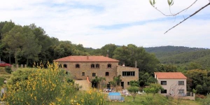  Offering a garden, an outdoor free standing pool and a fitness centre, Mas Campmol country house is surrounded by nature, 3 km from Cistella. There is free Wi-Fi throughout.