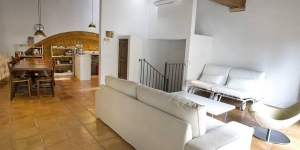  El Casa Lolón està situat a Ventalló, a només 10 minuts amb cotxe de la localitat costanera de l'Escala. Aquesta casa ofereix una cuina, un balcó i internet Wi-Fi gratuïta.