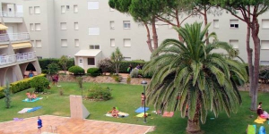  L'Apartamentos Els Pins està situat a només 180 m del port esportiu de la Clota, a l'Escala, i ofereix una piscina exterior i un jardí. A la zona trobareu molts bars, botigues i restaurants.