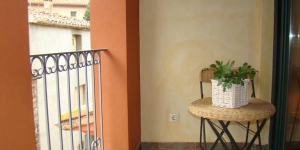  Situated in the small town of San Jaime de Llierca, a 5-minute walk from Fluvia River, El Balco del Llierca offers self-catering accommodation with a small balcony. The living area includes a flat-screen TV and an open-plan kitchen equipped with a hob, microwave, and fridge.