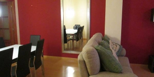  Bonsái is a self-catering accommodation located in Lloret de Mar. This 4-bedroom apartment has a flat-screen TV, a washing machine and a kitchen with a dishwasher.