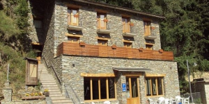  Les Roquetes està situat a Queralbs, a la comarca del Ripollès, al Pirineu català. L'establiment es troba a 200 m del cremallera de Núria i ofereix habitacions amb balcó privat.