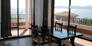  Apartment Maresme 1 is a self-catering accommodation located in Colera. There is a full kitchen with a dishwasher and a microwave.