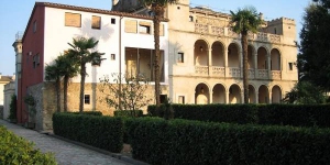  Can Tallada ligt in het rustige stadje Bordils, 15 km van Girona. De accommodatie heeft een gemeenschappelijk zwembad en een terras.