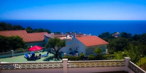  Апартаменты Famara расположены в 900 метрах от пляжа Санта Кристина. К услугам гостей открытый бассейн, детская площадка, а также апартаменты и бунгало с террасой и видом на море.