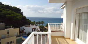  Featuring a shared swimming pool and a garden, Apartamentos Sol-Fenals is located in Lloret de Mar, only 50 metres from the beach. The property offers air-conditioned apartments with WiFi and sea views.