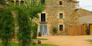 Das Hotel Mas Carreras 1846 begrüßt Sie inmitten der katalanischen Landschaft und nur 15 Fahrminuten von Gironain entfernt in Bordils. Das charmante Bauernhaus aus Stein und bietet stilvolle Zimmer sowie einen großen Garten mit Pool.