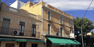  Hostal Ca l'Anton bevindt zich in Castelló d'Empúries, op minder dan 20 minuten rijden van het natuurpark Cap de Creus. Het biedt kamers met airconditioning, kabel-tv en een eigen balkon.