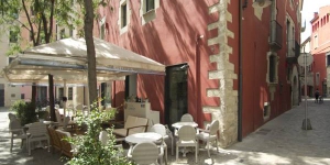  El Llegendes de Girona Catedral se encuentra en el centro histórico de Girona, a 150 metros de la catedral y los baños árabes, y ocupa un edificio reformado del siglo XVIII. El establecimiento ofrece habitaciones con TV de pantalla plana, ducha de efecto lluvia y conexión Wi-Fi gratuita.