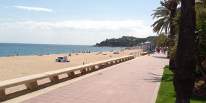  Set in a garden with a shared swimming pool, 600 metres from the beach in Lloret de Mar, Francisca Beach-City is a simply decorated 1-bedroom apartment with free WiFi. There is a double bedroom and a living room with a sofa bed, dining table and flat-screen TV.
