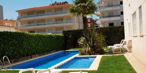  Profitez d'un séjour paisible sur la superbe côte de Catalogne avec cette résidence d'appartements située à Estartit. Les appartements Brises del Mar offrent un hébergement idéal pour les familles.