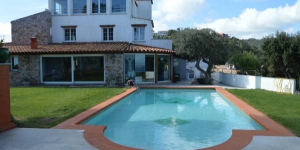 La Villa Flores Begur se encuentra en Begur y cuenta con piscina privada, zona de jardín, vistas al mar y 8 dormitorios con capacidad para 24 huéspedes. Hay conexión WiFi gratuita.