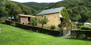  Featuring an outdoor pool, restaurant and green gardens with farm animals, Cruells is an 11th-century farmhouse located 1 km from Planoles and 10 minutes’ drive from Ribes de Freser. The property offers heated rooms, studios and bungalows with garden views.