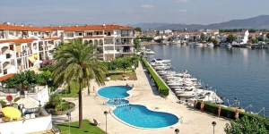  Located in Empuriabrava, Three-Bedroom Apartment Apartment Empuriabrava Girona offers an outdoor pool. The property is 500 metres from Windoor Realfly.