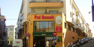  Die Apartaments Pal Beach Palamós liegen nur 400 m vom Strand Platja Gran entfernt am Fischerhafen Costa Brava in Palamós. Jedes der schlichten Apartments erwartet Sie mit kostenfreiem WLAN, Sat-TV und einem Balkon.