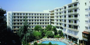   Verblijf in het hart van Lloret de Mar  Hotel Clipper is gelegen in Lloret de Mar, op 10 minuten lopen van het strand. Het hotel is populair bij jongeren en biedt buitenzwembaden omgeven door een zonneterras.