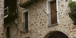  Situato nel borgo medievale di Santa Pau, a 15 minuti d'auto da Olot, l'Apartaments Plaça Major offre appartamenti rustici con connessione WiFi inclusa nella tariffa, un balcone e una vista sulla città e sulle montagne. Il parcheggio pubblico nelle vicinanze è gratuito.