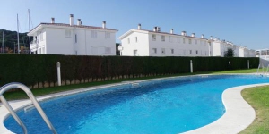  Le Chic Apartments Port d'Aro est situé à Platja d'Aro. Il possède une piscine d'eau salée commune et un jardin.