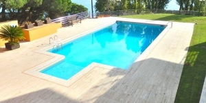  El establecimiento La Caleta S'Agaro ofrece piscina compartida, jardín privado y terraza amueblada con vistas al mar a solo 100 metros de la playa Cala Maset. La playa de S'Agaró está a 3 minutos a pie.