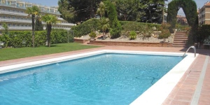  Situé à Lloret de Mar, à 5 minutes à pied de la plage, l'Apartaments Fenals Park propose des appartements et studios entièrement équipés avec une piscine commune. L'hébergement comprend un canapé-lit et une table à manger.