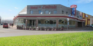  El Motel la Entrada se encuentra en Riudarenes, Cataluña, y cuenta con piscina al aire libre y restaurante a la carta. Este establecimiento está bien comunicado con los lugares de interés principales de esta localidad animada y proporciona conexión WiFi gratuita en todas las instalaciones.