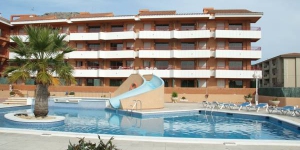  Apartamentos Familiares Sa Gavina Gaudí ligt op 400 meter van het strand van L'Estartit en heeft een buitenzwembad met een glijbaan. Alle appartementen beschikken over een eigen balkon met uitzicht op de straat.