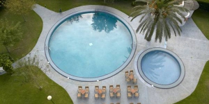  Отель Prestige Goya Park расположен в окружении живописного сада на курорте Росас, на побережье Коста-Брава, всего в 200 метрах от пляжа Санта-Маргарита. К услугам гостей 2 открытых бассейна.