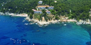  Appartementencomplex Cala Llevadó heeft een buitenzwembad en ligt in de heuvels buiten Tossa de Mar aan de Costa Brava. Alle appartementen hebben een balkon met uitzicht op de zee of de bergen.