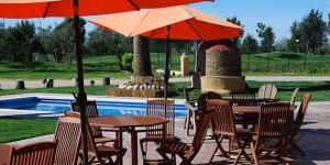  Este hotel rural se ubica junto al campo de golf de Castelló d'Empúries y ofrece una piscina exterior de temporada y conexión WiFi gratuita. Las habitaciones tienen aire acondicionado, TV vía satélite de pantalla plana y zapatillas gratuitas.