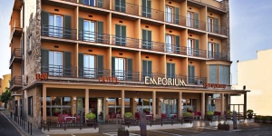  Das Emporium ist ein familiengeführtes Hotel im historischen Zentrum von Castelló d'Empúries in der katalonischen Region Alt Empordà. Es bietet ein Gourmet-Restaurant mit einem preisgekrönten Weinkeller.
