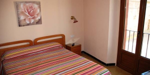  Hostal Barris B & B is located in central Pals, just 5 minutes’ drive from the beaches of the Costa Brava. It offers air-conditioned rooms with free Wi-Fi and flat-screen satellite TV.