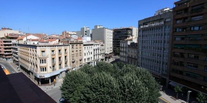  Situato a soli 350 metri dalla stazione ferroviaria, il Central Suites Girona offre appartamenti completamente attrezzati in un edificio neoclassico ristrutturato. Plaza Catalunya e Parc de la Devesa distano 500 metri dalla struttura.