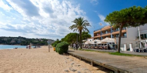  Hotel Restaurant Sant Pol ligt aan het strand van Sant Pol, aan de Costa Brava in Catalonië. Het biedt gratis WiFi en kamers met airconditioning, balkons en uitzicht op zee.