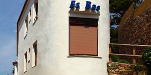  Hostal Restaurante Es Bas is 50 metres from Sa Riera Beach, located 2 km from Begur. It offers free Wi-Fi and a restaurant with a terrace overlooking the beach.