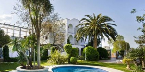  Aquest hotel, de gestió familiar, està situat a 1,5 km de la platja de Sant Pere Pescador i a 20 km de Figueres. Està envoltat per un bosc de pins i ofereix una piscina exterior, una banyera d'hidromassatge i una pista de tennis.