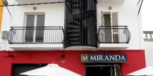  Das Hostal Miranda liegt nur 150 Meter vom Busbahnhof von Blanes und 100 Meter vom Strand entfernt. Es bietet eine 24-Stunden-Rezeption, eine lebendige Bar, ein Restaurant und einfache Zimmer, von denen einige mit einem Balkon ausgestattet sind.
