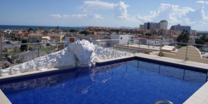  Apartamentos Vent de Garbí is set on the Costa Brava, 50 metres from Empuriabrava’s canals and 200 metres from the beach. It has an outdoor swimming pool.