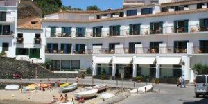  Este hotel de Cadaqués, está bien situado para disfrutar de una estancia de relax, al sol, en la costa Brava. Entre sus instalaciones se incluyen una piscina exterior y un jardín de olivos.