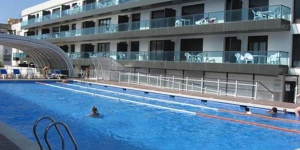  Este complejo de estilo moderno está situado a solo 75 metros de la playa de Palamós y ofrece piscina al aire libre de temporada, restaurante, gimnasio y bañera de hidromasaje. Los apartamentos incluyen aire acondicionado, balcón, TV y zona de cocina bien equipada.