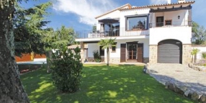  This spacious and rustic villa is set in el Masnou, 2 km from the centre of Platja D'Aro. It offers a private garden, outdoor pool and 2 furnished terraces with BBQ, 5 km from Platja D'Aro Beach.