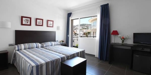  Set in the centre of Tossa de Mar, Hotel Marblau Tossa is just 250 metres from Platja Gran Beach. It offers bright, spacious rooms with a balcony and a fan.