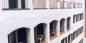   Stay in the Heart of Lloret de Mar  Hotel Caleta is located just 50 metres away from Lloret de Mar Beach. It offers rooms with private bathroom, a breakfast buffet and free WiFi throughout.