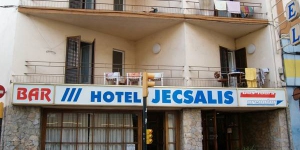  Situé à seulement 5 minutes à pied de la plage de Sant Feliu de Guíxols, l'Hotel Jecsalis dispose d'un restaurant et de chambres décorées avec simplicité. Vous profiterez d'une réception ouverte 24h/24 et d'une connexion Wi-Fi disponible gratuitement dans les parties communes.