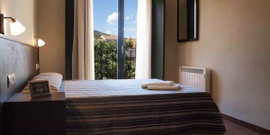  Located in the heart of medieval Besalú, Hotel 3 Arcs offers modern rooms with a satellite TV. Free Wi-Fi is available throughout and there is free public parking nearby.